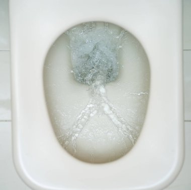 Suyu beyaz bir klozetin içine dök.