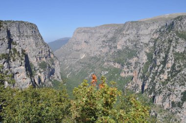 Vikos Yunanistan 'da doğa yolunu tıkadı. Ormanlar, dağlar, uçurumlar ve göller arasında dolanan güzel bir doğa yolu.