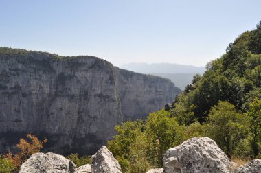 Vikos Yunanistan 'da doğa yolunu tıkadı. Ormanlar, dağlar, uçurumlar ve göller arasında dolanan güzel bir doğa yolu.