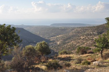 Prastio doğa yolu. Ormanlar, dağlar, uçurumlar ve göller arasında dolanan güzel bir doğa yolu.