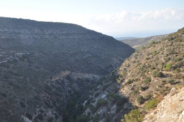Prastio doğa yolu. Ormanlar, dağlar, uçurumlar ve göller arasında dolanan güzel bir doğa yolu.