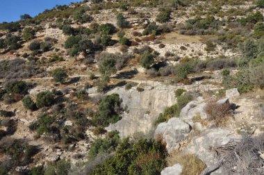 Prastio doğa yolu. Ormanlar, dağlar, uçurumlar ve göller arasında dolanan güzel bir doğa yolu.