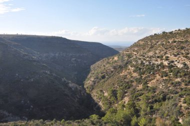 Prastio doğa yolu. Ormanlar, dağlar, uçurumlar ve göller arasında dolanan güzel bir doğa yolu.