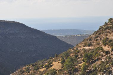 Prastio doğa yolu. Ormanlar, dağlar, uçurumlar ve göller arasında dolanan güzel bir doğa yolu.
