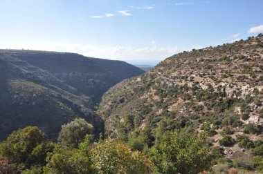Prastio doğa yolu. Ormanlar, dağlar, uçurumlar ve göller arasında dolanan güzel bir doğa yolu.