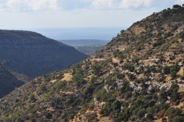 Prastio doğa yolu. Ormanlar, dağlar, uçurumlar ve göller arasında dolanan güzel bir doğa yolu.