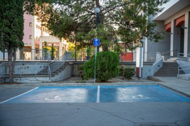 Engelli sembollü açık hava otoparkları