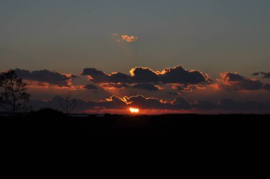 Gün batımlı bulutlu güzel gökyüzü manzarası