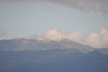 Troodos Dağları Radar Kubbeleri ile karla kaplı dağlardır.