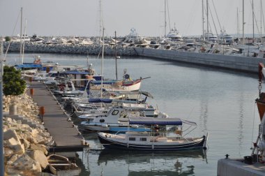 Kıbrıs 'ta balıkçı tekneleri ve güzel binaları olan Limasol Eski Limanı