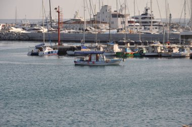 Kıbrıs 'ta balıkçı tekneleri ve güzel binaları olan Limasol Eski Limanı