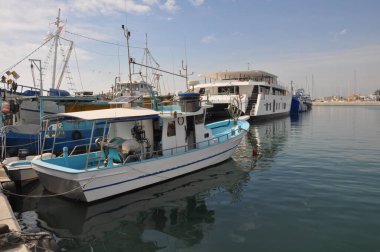 Kıbrıs 'ta balıkçı tekneleri ve güzel binaları olan Limasol Eski Limanı