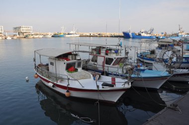 Kıbrıs 'ta balıkçı tekneleri ve güzel binaları olan Limasol Eski Limanı