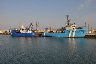 Kıbrıs 'ta balıkçı tekneleri ve güzel binaları olan Limasol Eski Limanı