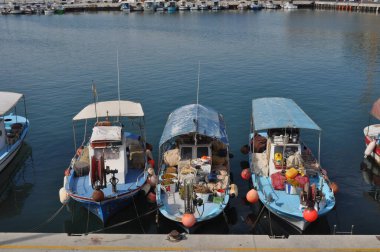 Kıbrıs 'ta balıkçı tekneleri ve güzel binaları olan Limasol Eski Limanı