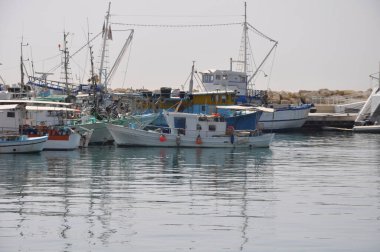Kıbrıs 'ta balıkçı tekneleri ve güzel binaları olan Limasol Eski Limanı