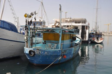 Kıbrıs 'ta balıkçı tekneleri ve güzel binaları olan Limasol Eski Limanı