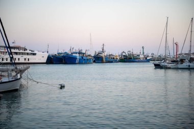 Kıbrıs 'ta balıkçı tekneleri ve güzel binalarla Limasol Eski Limanı' nda günbatımı