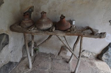 Yaşlı Clay Jugs Tahta Rafta