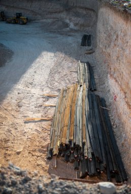 İnşaat Alanı Kazısında Çelik İnşaat Çubuğu Yığını
