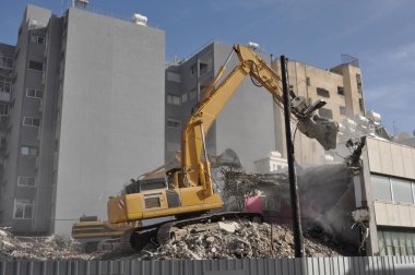 Yıkım Alanı 'ndaki enkaz ve enkaz kazındaki kazıcılar