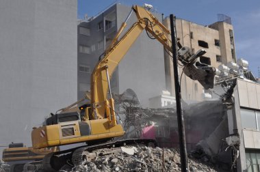 Yıkım Alanı 'ndaki enkaz ve enkaz kazındaki kazıcılar