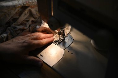 Vintage dikiş makinesinde el yapımı dantel kumaş.