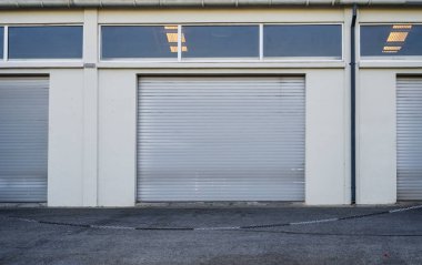 Araba servisi binasının bir garaja üç girişi var.