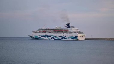 Limasol, Kıbrıs - Ekim 04, 2023: The Mano Cruise (Crown Iris), Limasol limanından kalkan bir gemi.