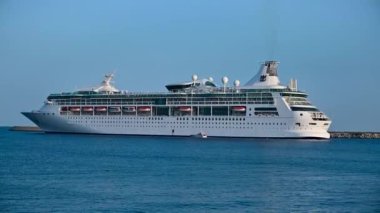 Limasol, Kıbrıs - 05 Ekim 2023: Kraliyet Karayipleri (Rhapsody of the Seas), Limasol limanından yola çıkan bir gemi gemisidir.