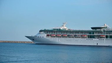 Limasol, Kıbrıs - 05 Ekim 2023: Kraliyet Karayipleri (Rhapsody of the Seas), Limasol limanından yola çıkan bir gemi gemisidir.