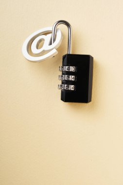 E- posta, sosyal medya ve numara kilidinin sembol simgesinde                      