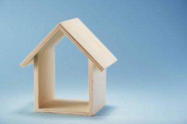 Mavi arka planda küçük boş tahta bebek housw      