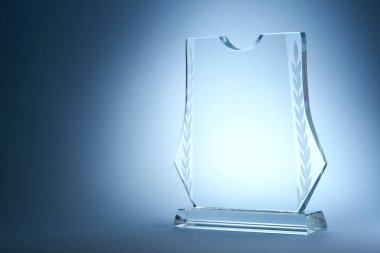 kristal kupa mavi arkaplan               