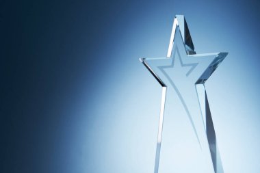 Mavi arkaplana karşı yıldız kristali ödülü               