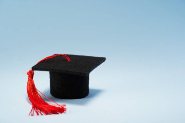 Mavi arkaplana karşı küçük harç tahtası                      