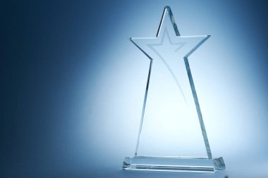 Mavi arkaplana karşı yıldız kristali ödülü               