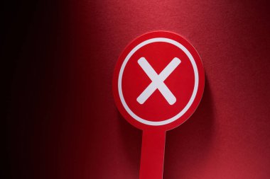 Üzerinde çarpı işareti olan kırmızı yuvarlak pankart reddedilmek anlamına gelir. Tutulacak tutacağı olan pankart                                      