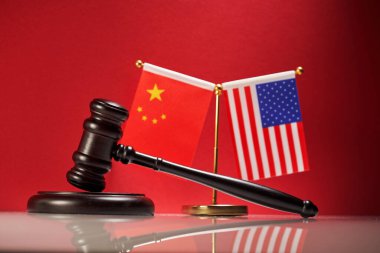 Gavel Çin ve ABD bayrağı, Çin ve Amerikan yasaları üzerine              