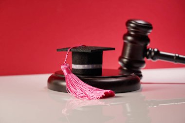 Gavel havan tahtasıyla masada..         