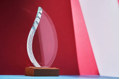 kırmızı arkaplanda kristal kupa.                             