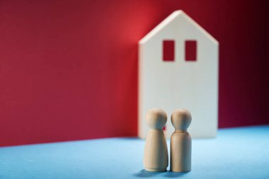 Ahşap insan çifti emlak yatırım konseptiyle birlikte bir hayata başlıyorlar.                      