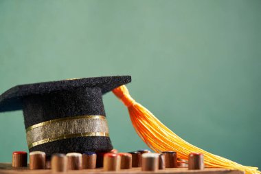 Kara tahtaya karşı portatif satranç tahtasındaki küçük havan tahtası