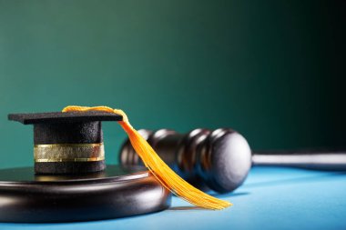 Mavi ve yeşil arka planda tokmak ile küçük havan panosu                            