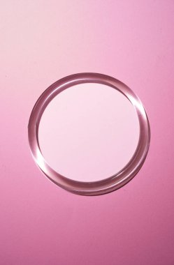 Pembe arkaplanda gölgesi olan daire çerçeve