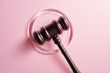 Pembe zemine karşı şeffaf bir çemberde tokmak.