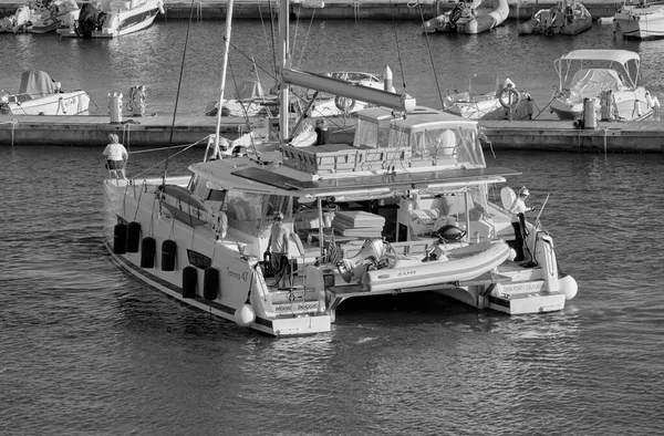 意大利 西西里 地中海 拉古萨海 拉古萨省 2022年10月24日 港口一艘大帆船上的乘客 Editorial — 图库照片