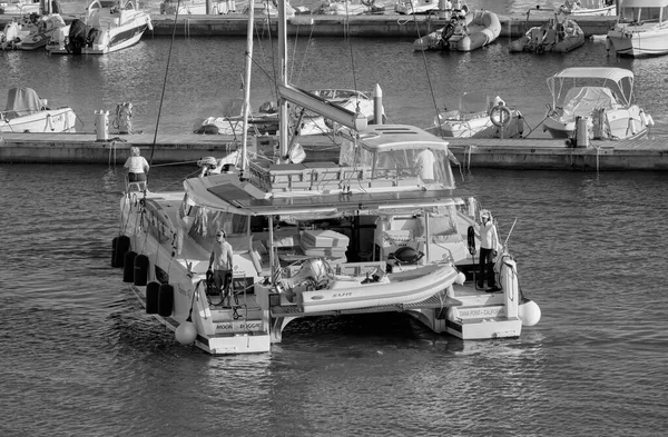 意大利 西西里 地中海 拉古萨海 拉古萨省 2022年10月24日 港口一艘大帆船上的乘客 Editorial — 图库照片