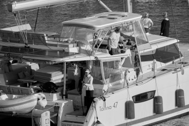 İtalya, Sicilya, Akdeniz, Marina di Ragusa (Ragusa ili); 24 Ekim 2022, limandaki büyük bir yelkenli teknesinde insanlar - EDITORIAL