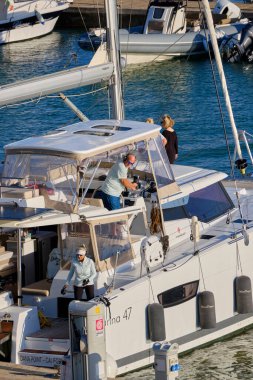İtalya, Sicilya, Akdeniz, Marina di Ragusa (Ragusa ili); 24 Ekim 2022, limandaki büyük bir yelkenli teknesinde insanlar - EDITORIAL